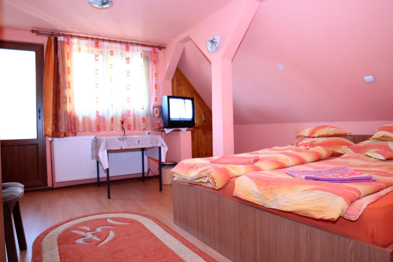 Csergo Ildiko Vendeghaz Hotel Lazarea Ngoại thất bức ảnh