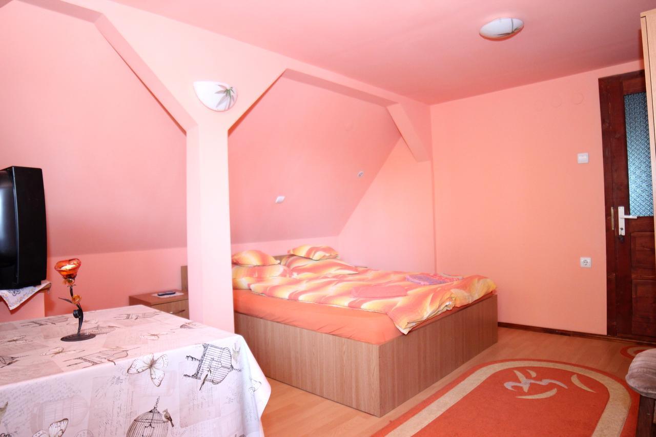 Csergo Ildiko Vendeghaz Hotel Lazarea Ngoại thất bức ảnh