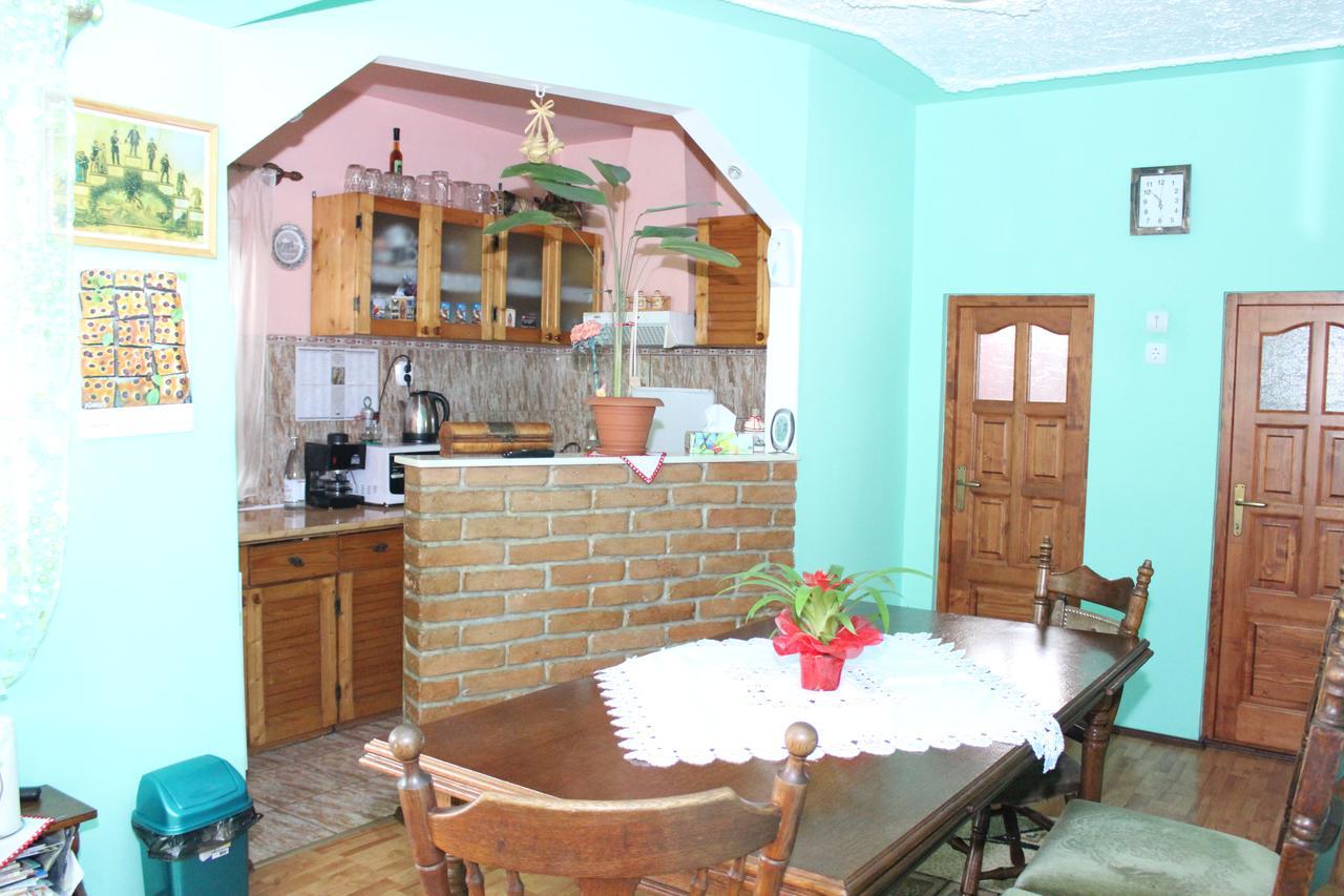 Csergo Ildiko Vendeghaz Hotel Lazarea Ngoại thất bức ảnh