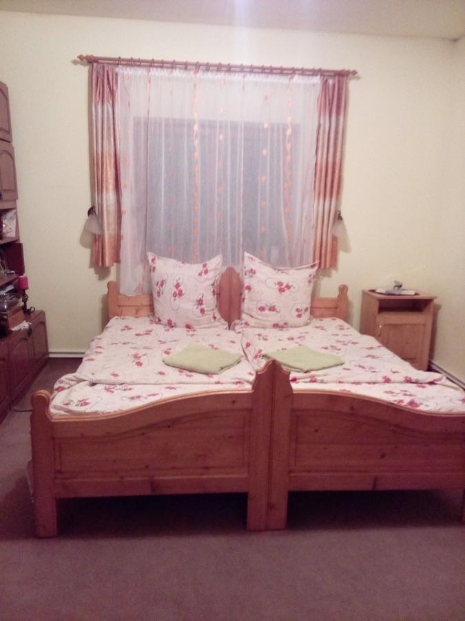Csergo Ildiko Vendeghaz Hotel Lazarea Ngoại thất bức ảnh