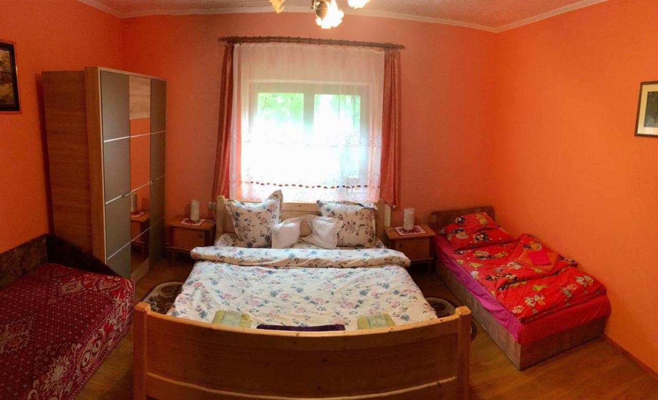 Csergo Ildiko Vendeghaz Hotel Lazarea Ngoại thất bức ảnh