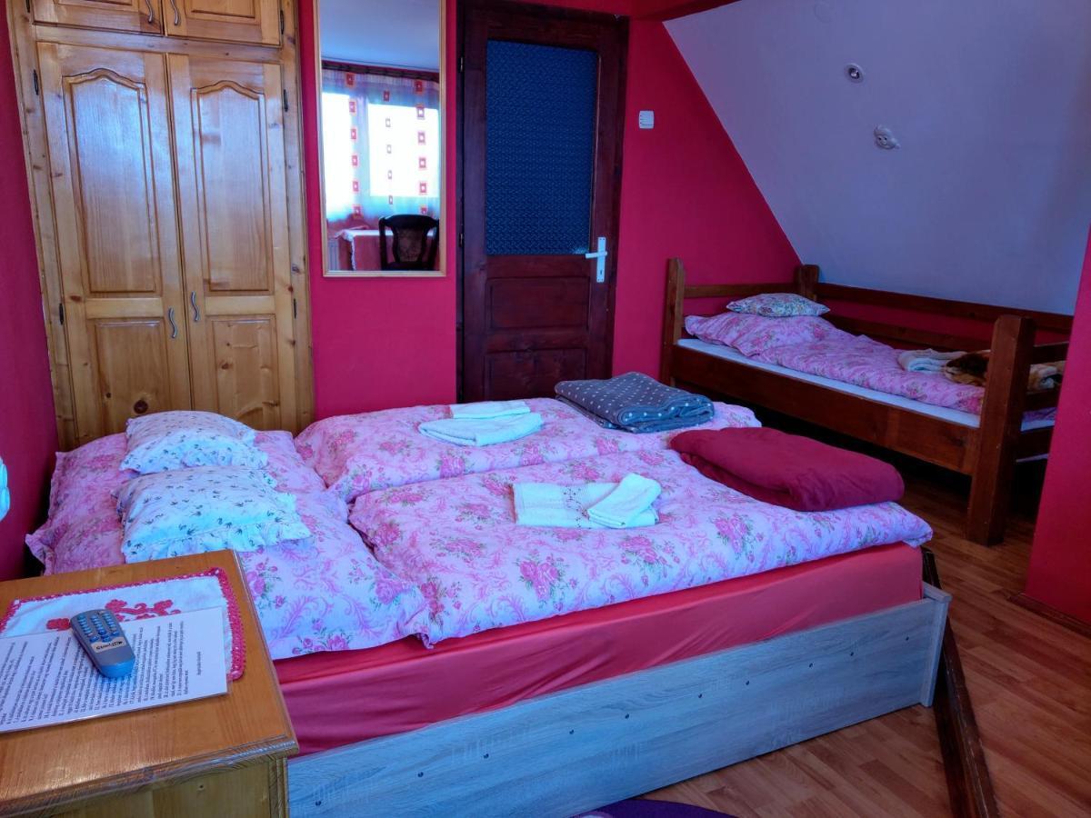 Csergo Ildiko Vendeghaz Hotel Lazarea Ngoại thất bức ảnh