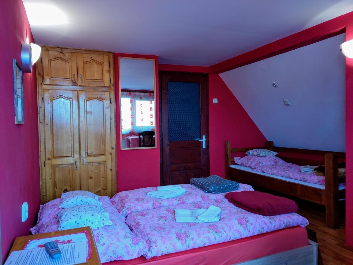 Csergo Ildiko Vendeghaz Hotel Lazarea Ngoại thất bức ảnh