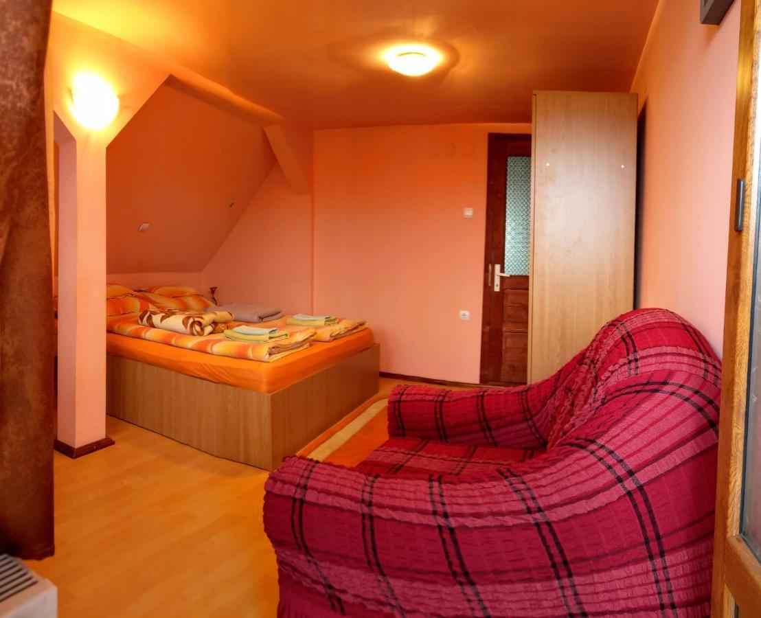Csergo Ildiko Vendeghaz Hotel Lazarea Ngoại thất bức ảnh