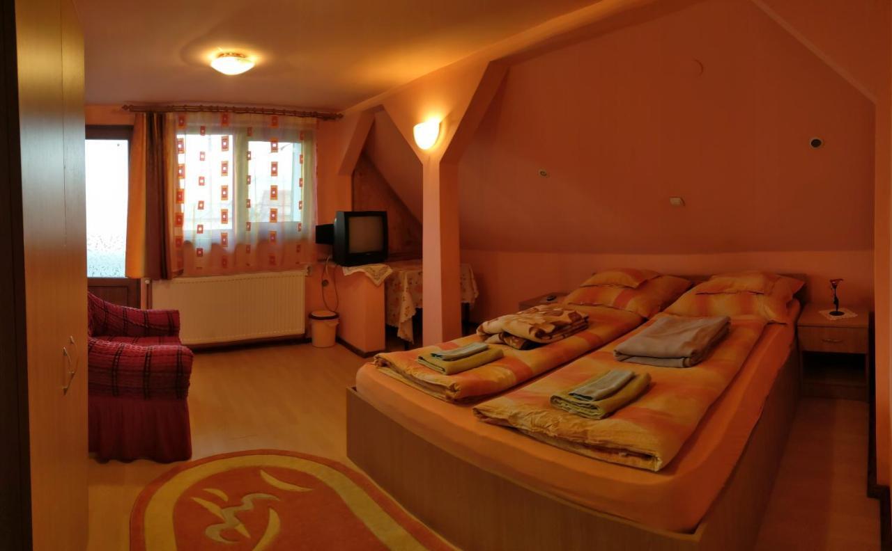 Csergo Ildiko Vendeghaz Hotel Lazarea Ngoại thất bức ảnh